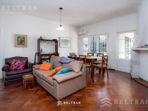 Suipacha 1300. Excelente ubicación. Casa de 2 plantas con garage.