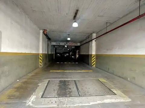 VENTA DE COCHERA FIJA Y CUBIERTA EN FLORES