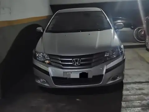 VENTA DE COCHERA FIJA Y CUBIERTA EN FLORES