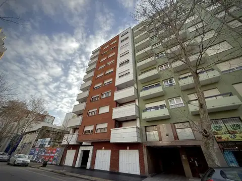 Semipiso de 3 ambientes con dependencias en Plaza Mitre