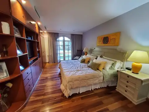 Casa en Venta con 3 cocheras