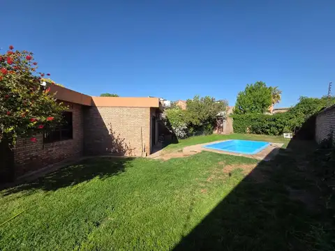 CASA EN CALLE ALEM DE GODOY CRUZ - PISCINA