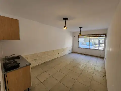 Monoambiente apto profesional en planta baja con cochera. Excelente Ubicación.