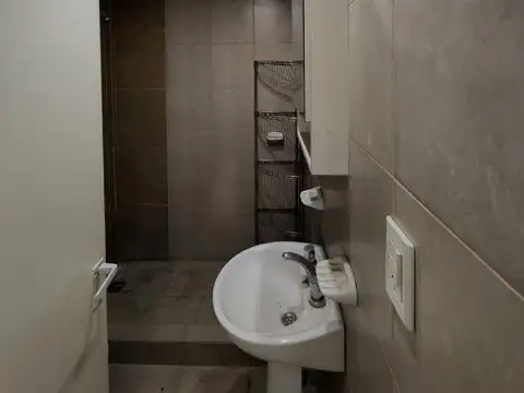 Monoambiente apto profesional en planta baja con cochera. Excelente Ubicación.