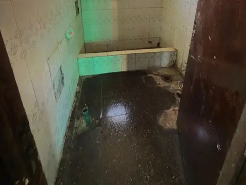 Casa 9 ambientes con 2 baños