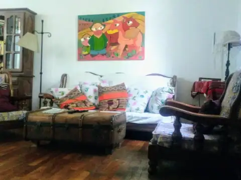 CASA EX MUNICIPAL FRENTE A LA PLAZA SARMIENTO