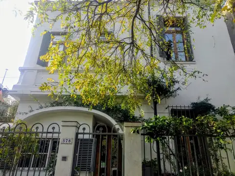 CASA EX MUNICIPAL FRENTE A LA PLAZA SARMIENTO