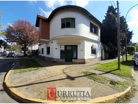 CHALET 6 AMB EN 2 PLANTAS S/LOTE DE 348M2. EXCELENTE UBICACION.