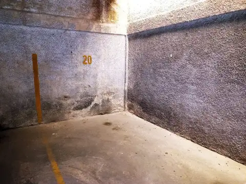 VENTA COCHERA CENTRICA TECHADA EN TANDIL