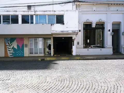 VENTA COCHERA CENTRICA TECHADA EN TANDIL