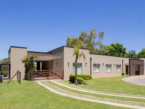 Casa 5 ambientes con 3 baños