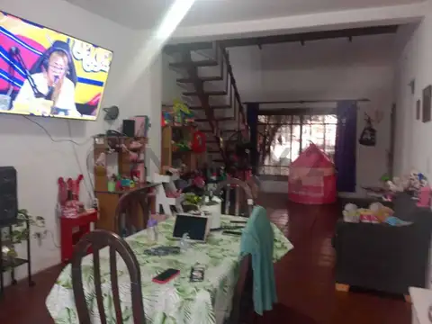 Venta casa 3 ambientes con cochera y fondo libre  Bernal Oeste,Partido de Quilmes.APTO CREDITO