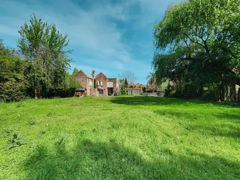 Casa 9 ambientes con 4 baños