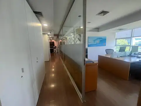 Oficina en Alquiler con 2 cocheras