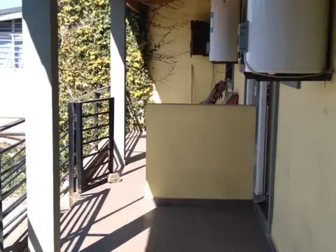 OPORTUNIDAD...  Venta en Block 2 Locales + 2 Deptos de 3 Ambientes + Cochera