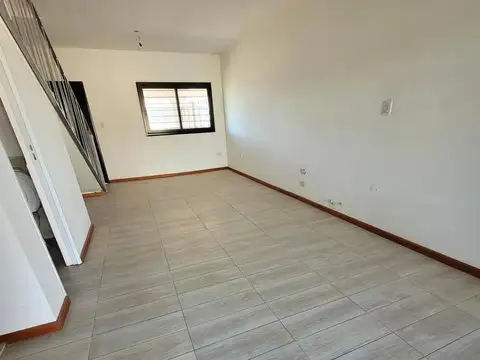EN ALQUILER- DUPLEX 2 DORM SOBRE AV. FUERZA AÉREA -FUNES