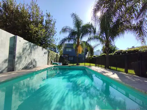 VENTA/PERMUTA - Casa 3 dormitorios con quincho y pileta. Oliveros.