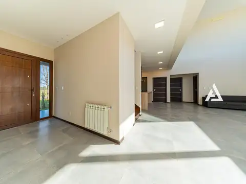 Casa 8 ambientes con 3 baños