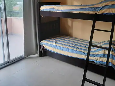 Excelente propiedad en Santa Guadalupe, desarrollada en dos plantas con gran jardin y pileta.