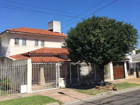 CHALET IMPECABLE 2 plantas 3 dorm - fondo c pileta y parril