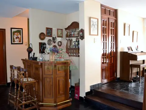 Casa 6 ambientes con 4 baños