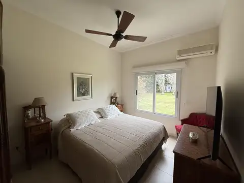 Casa de 4 Amb. sobre terreno de 3700m2 a la venta en Cañuelas