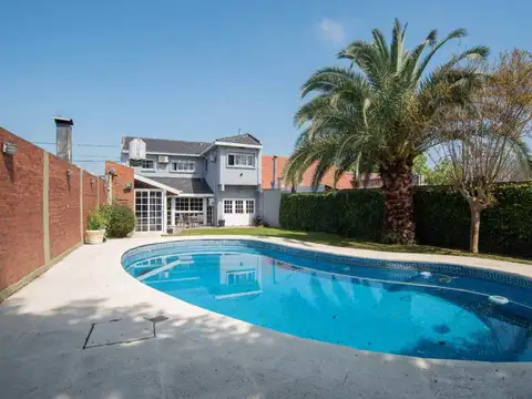 VENTA CHALET  con PILETA  JARDIN MONTE GRANDE