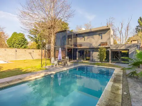 VENTA CASA 5 AMBIENTES CON JARDIN Y PILETA