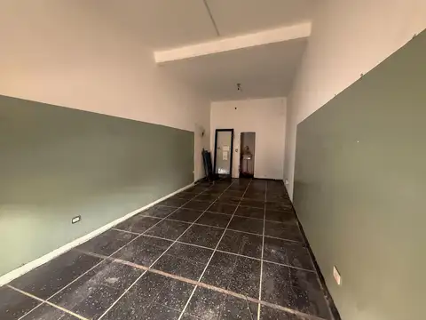 Local en Alquiler en Lomas del Mirador, $ 350.000