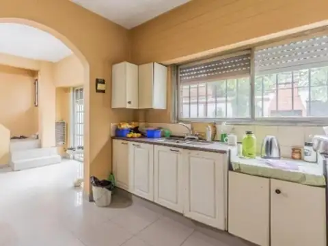 Casa 4 ambientes con jardín y terraza