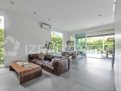 Casa en Venta con 2 cocheras