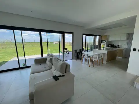 Casa 5 ambientes con 4 baños