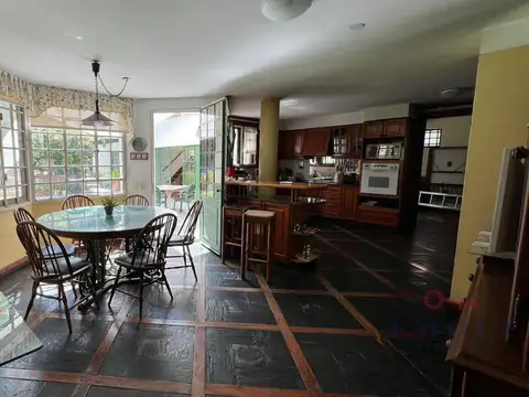 Casa en Venta con 4 cocheras