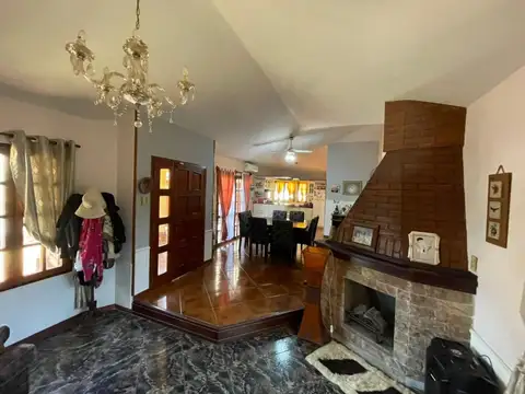 Casa 10 ambientes con 2 baños