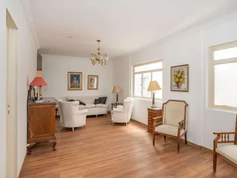 Avenida Presidente Roque Sáenz Peña 700