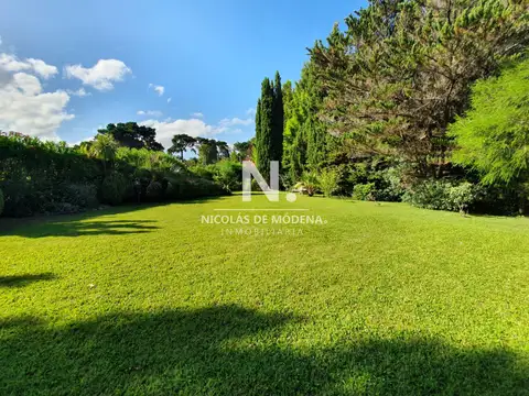 Casa de gran tamaño ubicada en zona de paz y tranquilidad.