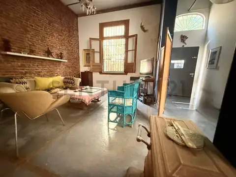 CASA CUATRO AMBIENTES CON COCHERA