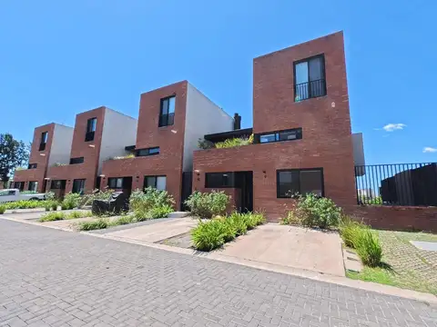 Casa en Venta 3 AMB con Jardin  - Santa Ana Joven