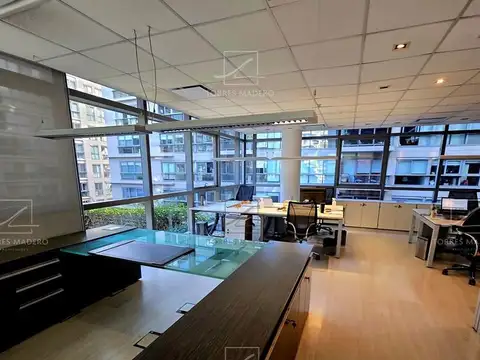 OFICINA IMPECABLE EN VENTA Y/O ALQUILER EN MADERO CENTER. AMOBLADA.