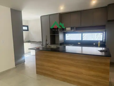 Casa 5 ambientes con 3 baños