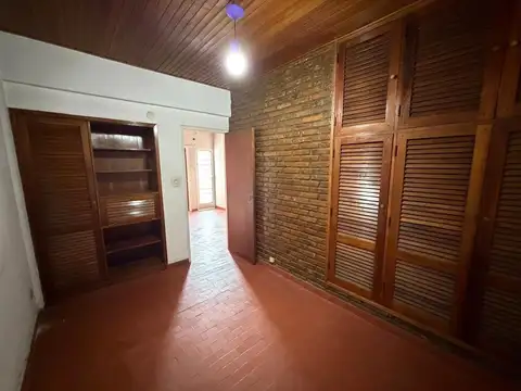 Casa, cuatro ambientes con cochera doble, en venta. Morón