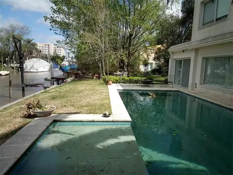 Casa 9 ambientes con 6 baños