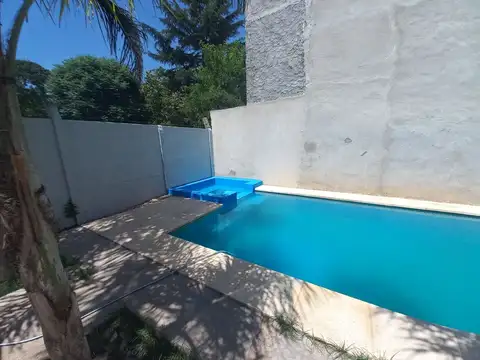 Casa 8 ambientes con 2 baños