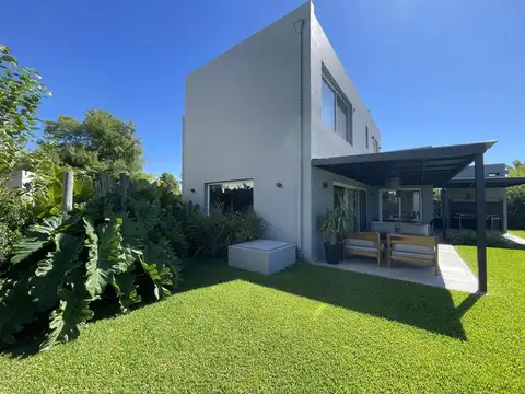 Casa en Venta con 3 cocheras