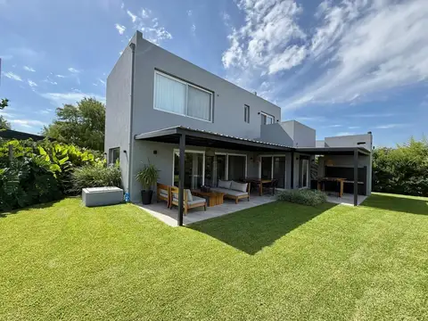 Casa 5 ambientes con 4 baños