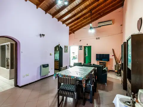 Venta casa 4 Ambientes Boedo, luminosa, 2 patios y parrilla, ideal para refaccionar.