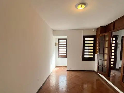 Casa 7 ambientes con 2 baños
