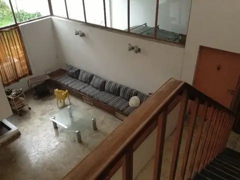 Casa en Alquiler con 3 cocheras