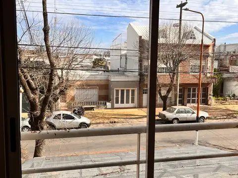 Almirante Brown 300, Piso 1