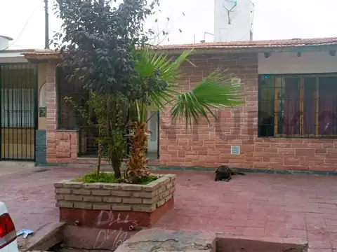 Century21 vende casa a precio de terreno, 3 dormitorios, 1 baño, living, cocina y patio.